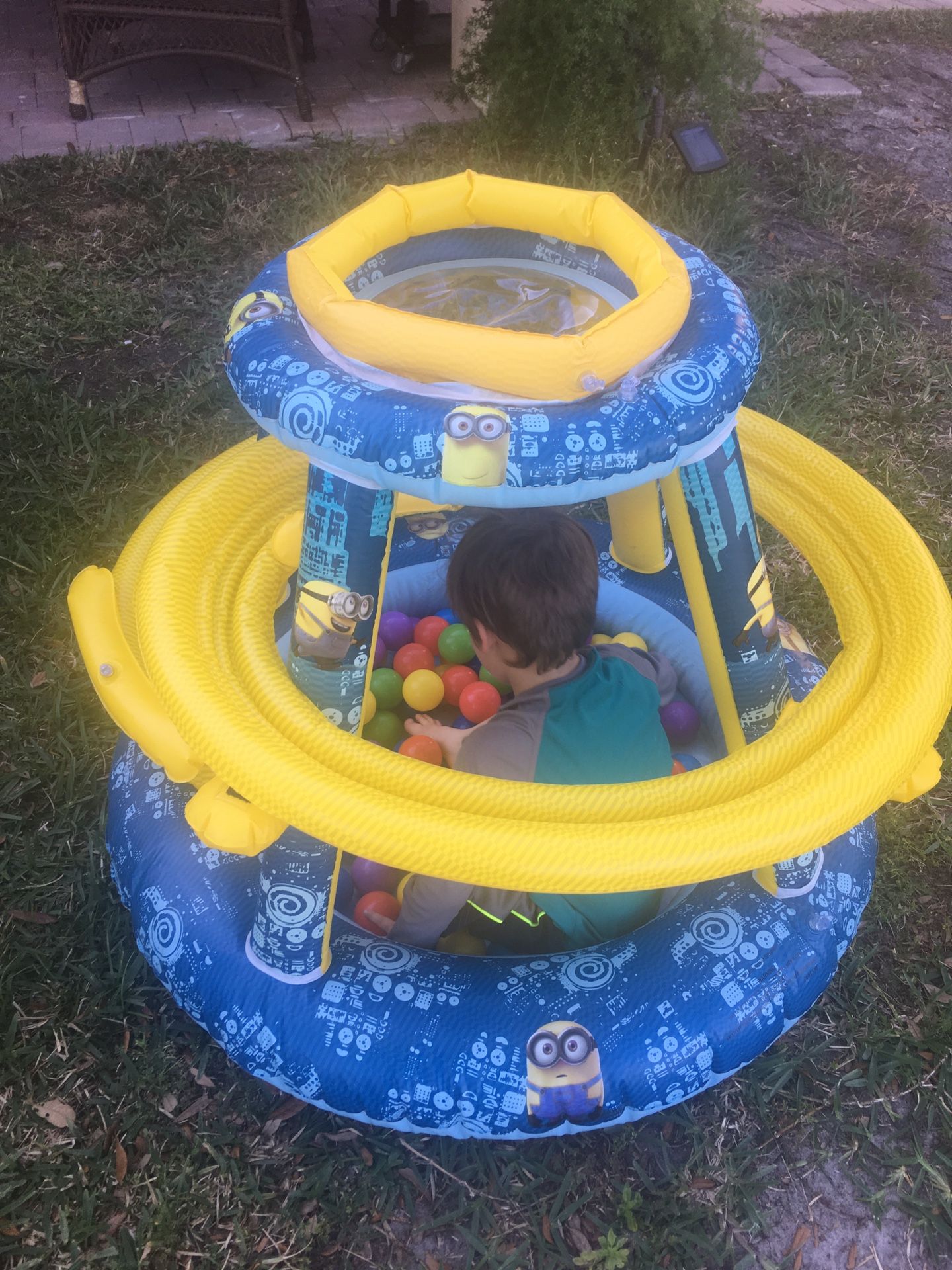 Inflatable ball pit