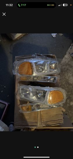 99-06 GMC Sierra 00-06 Yukon / Yukon XL Black / Clear 4PCs LED DRL headlights headlamps 