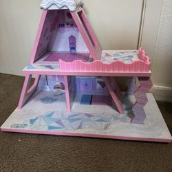 Toy dollhouse
