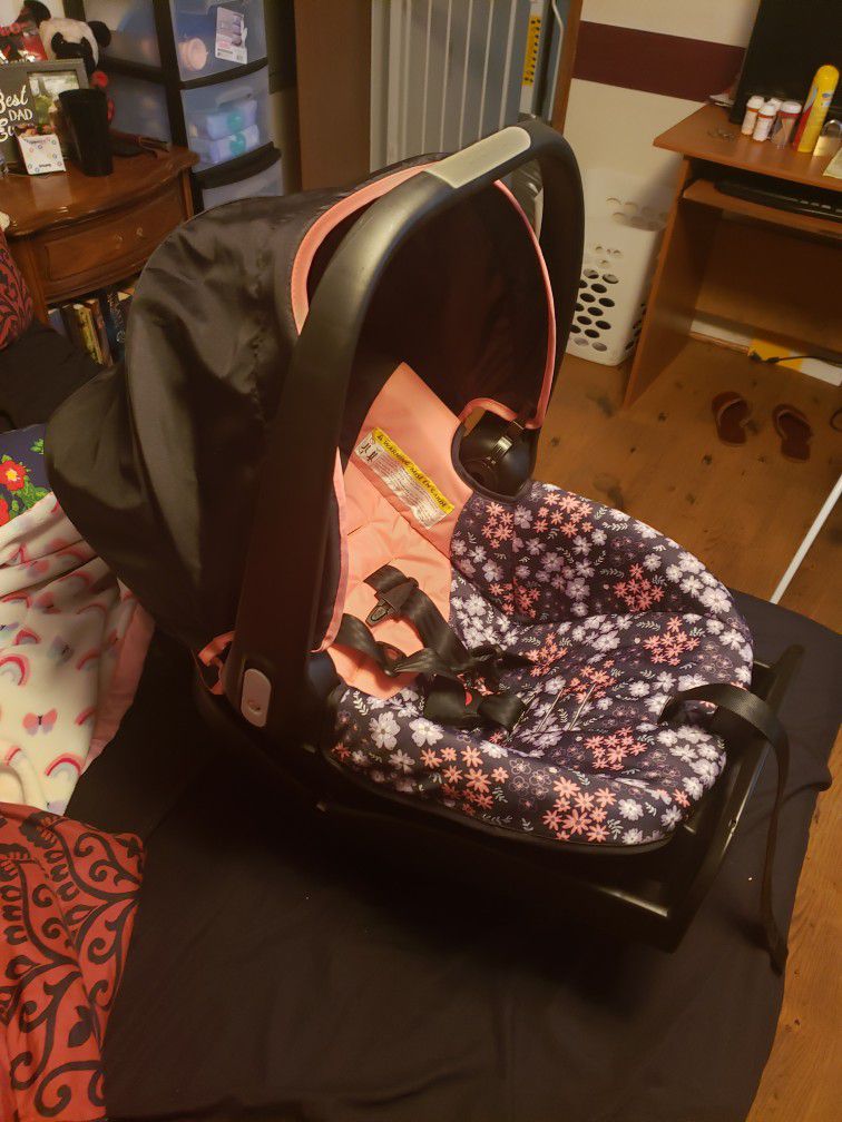 Evenflo Nurturemax Infant Car Seat With Base