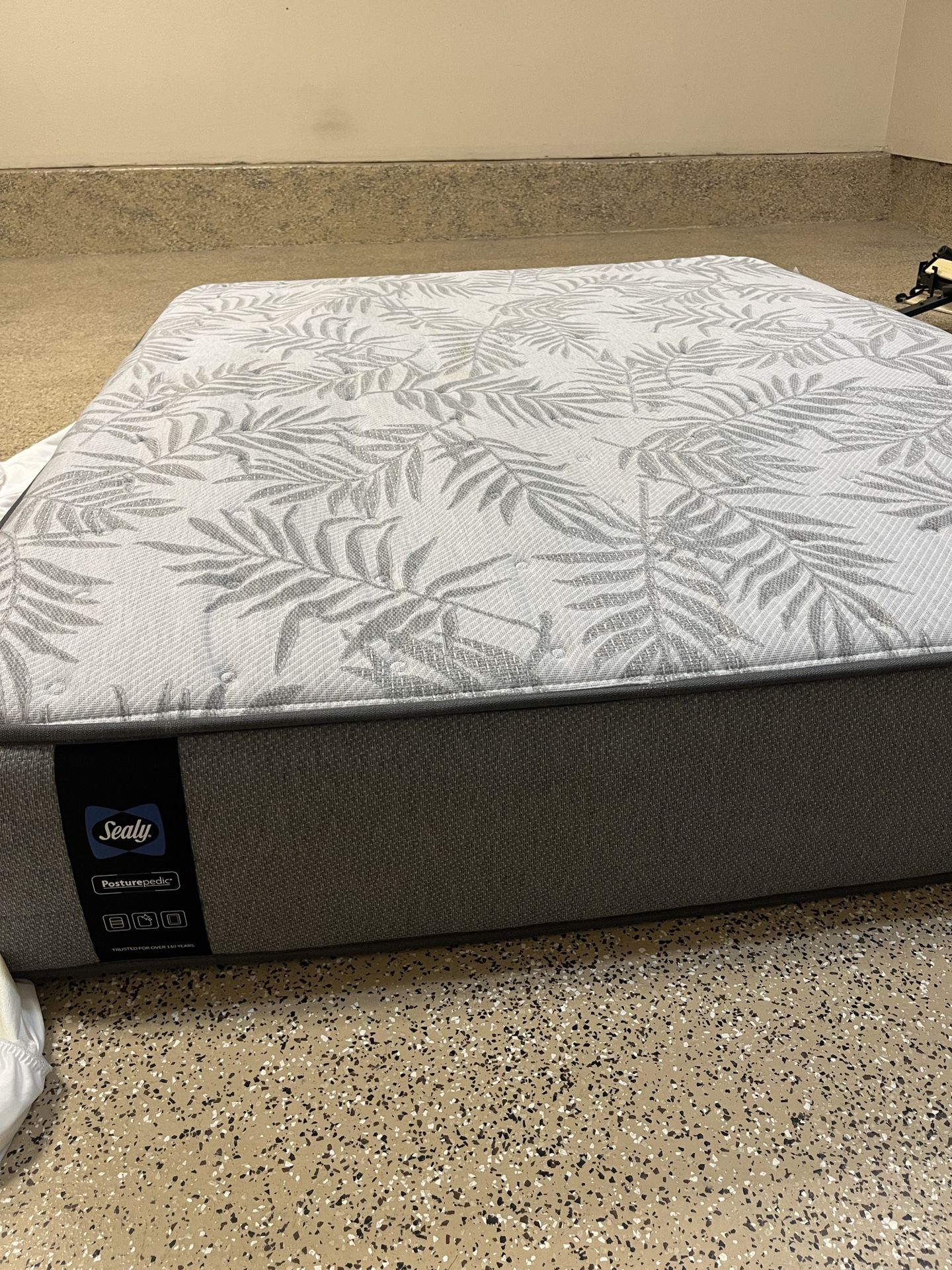 Sealy Posturepedic Plus Ridge Crest II 14" Firm or Plush Mattress