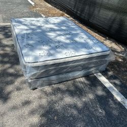 NEW QUEEN PILLOW MATTRESS AND BOX SPR+ING 2pcs