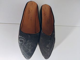 Women’s babouche slippers w/deep black velvet chenille upper. Handmade in Morroco, size 6.5-7