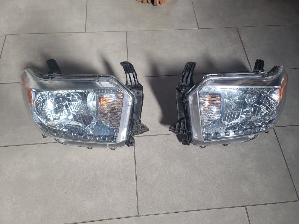 2014-2020 Toyota Tundra Headlights (Pair)