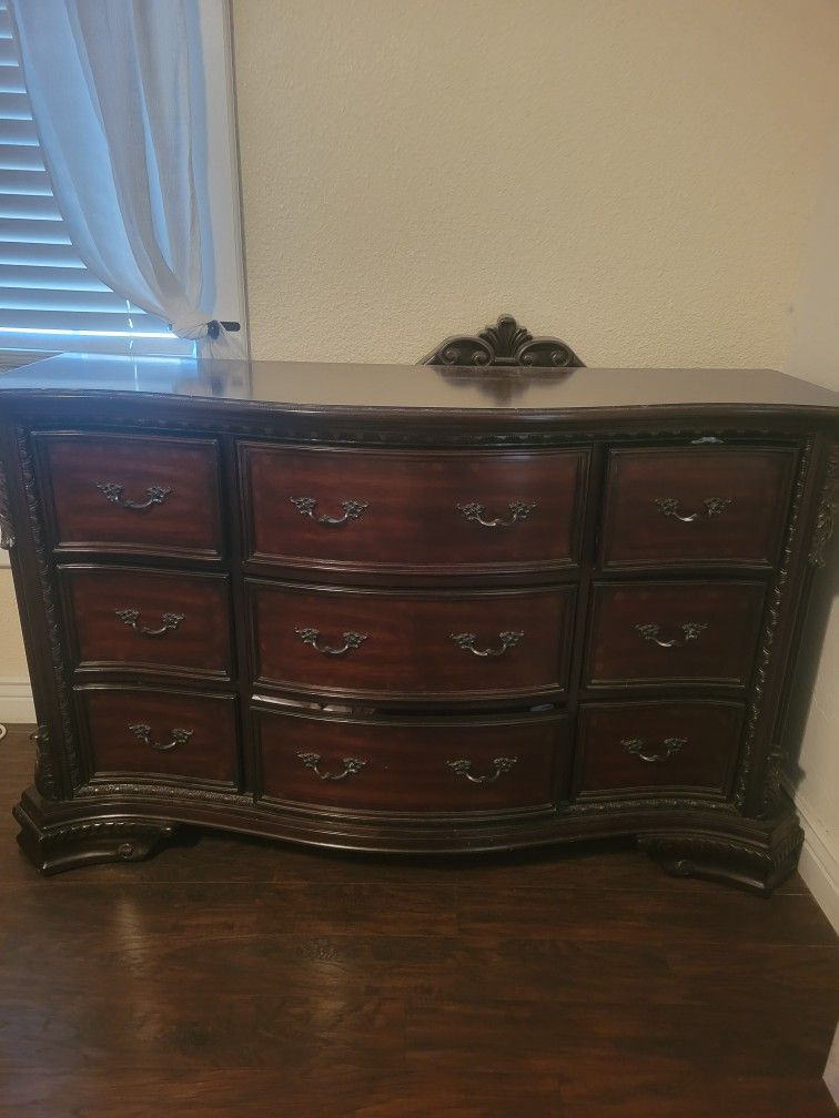Dresser With Mirror