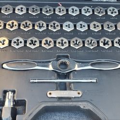 HUSKY RATCHETING TAP AND DYE SET.