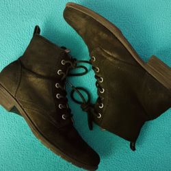 EARTH BLACK BOOTS 🌎 SIZE 7.5M 🥾 COMFORTABLE & STYLISH FOR EVERY ADVENTURE! UPPER LEATHER. EXCELLENT CONDITION!