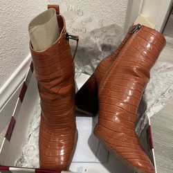 New Boots Size 8.5 Women's 