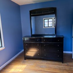 Dresser With Mirror 