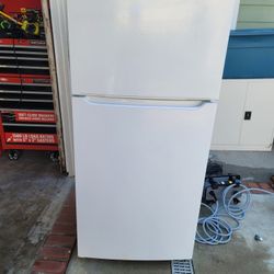 Frigidaire 18.3 Cu Ft Standard Depth 30 In Wide Top Freezer Refigerator (White)