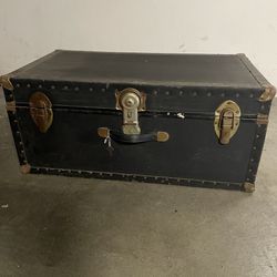 Vintage Steamer Trunk with key (32” x 18” x 14”)