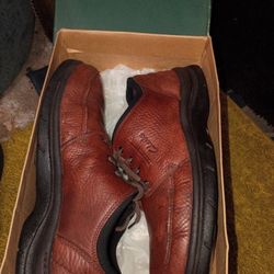 Clark's Patten Leather Size 9.5