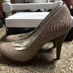 New With Box Alfani Neutral Toned Textured Pumps