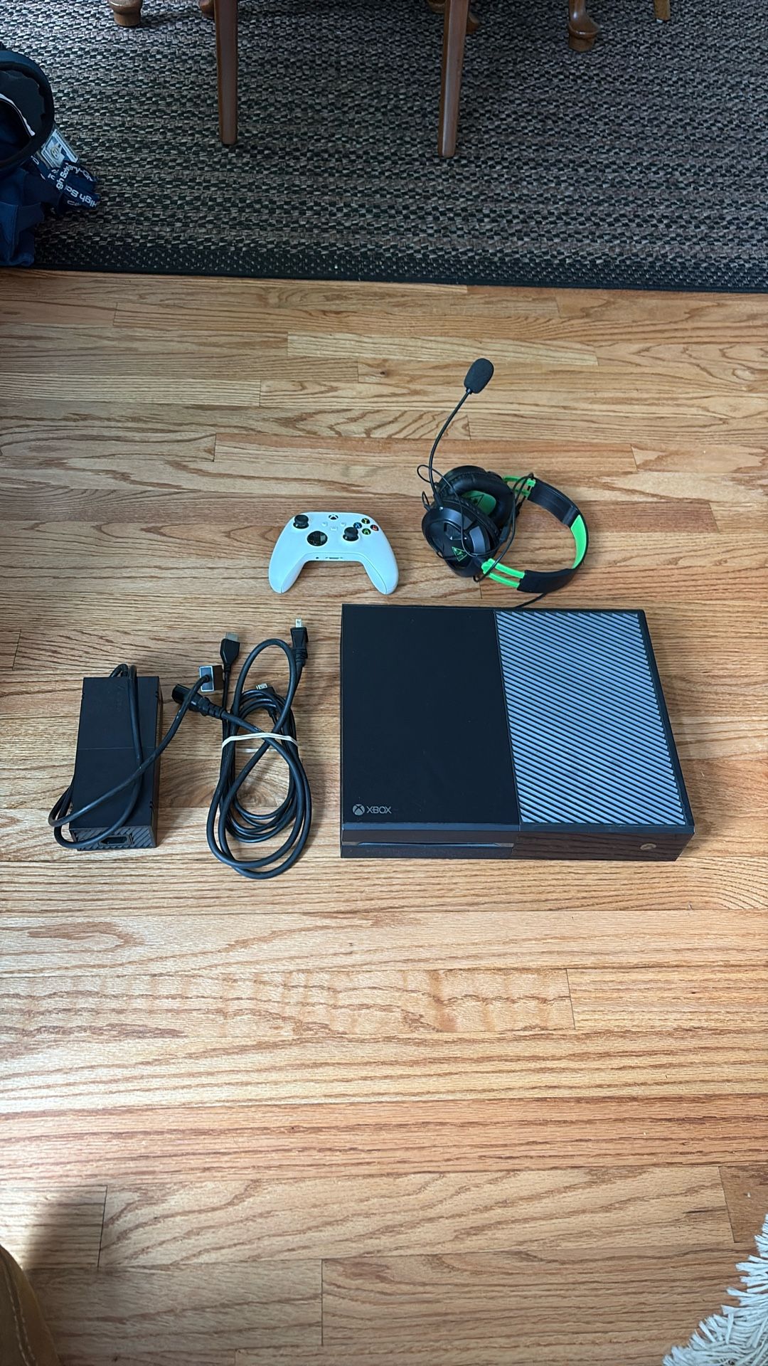 Xbox One 500GB (with HDMI cord), White Xbox One Controller, Turtle Beach Headset