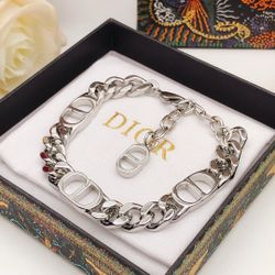 A versatile bracelet of the same style for men and women