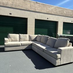 Large Living Spaces Sectional Couch 🛻 Delivery Available🛻