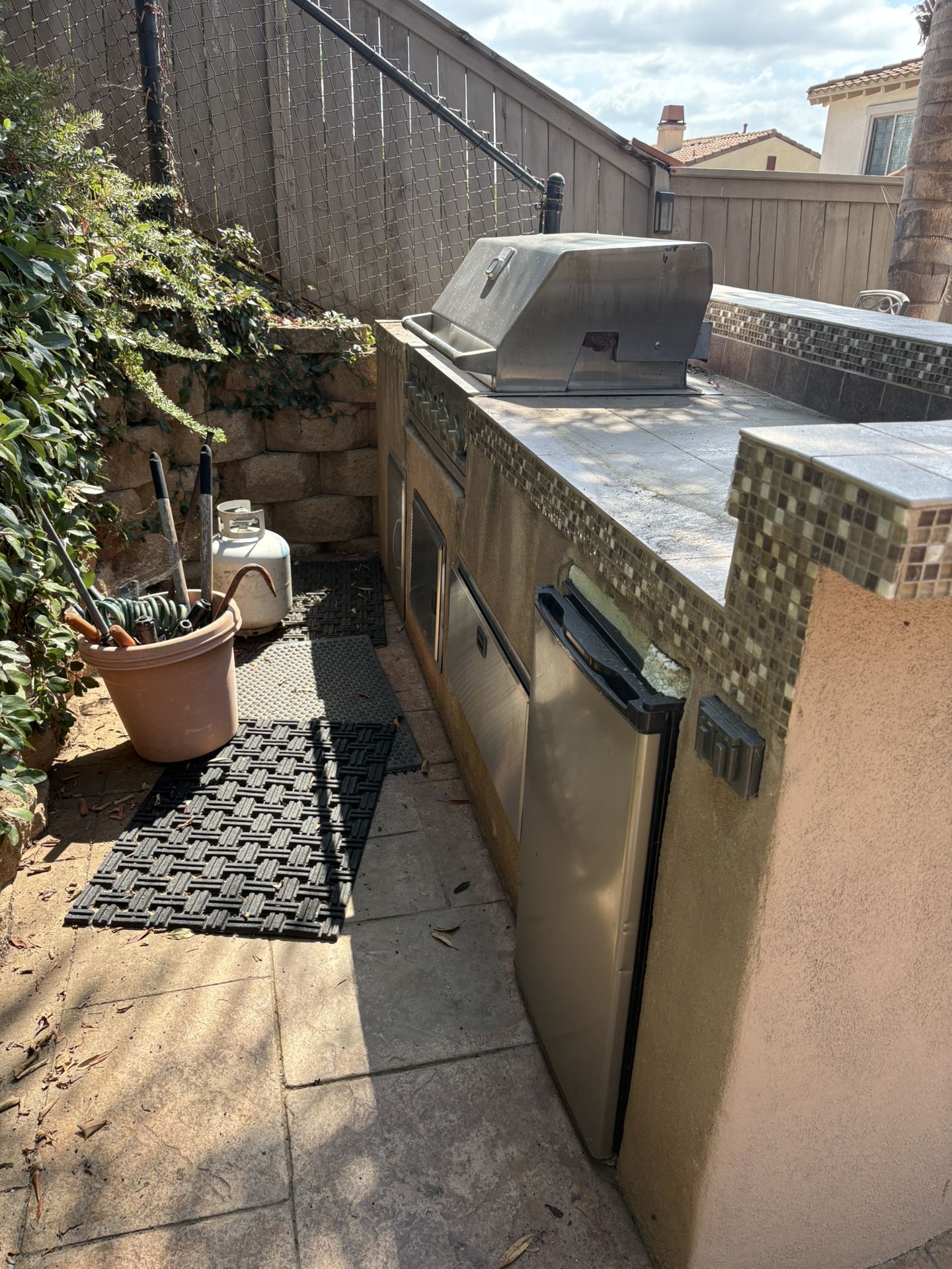 Built In BBQ island And Grill