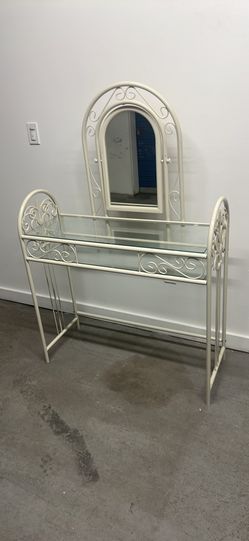 good condition very strong vanity 36”wx14”dx31”h good condition very strong vanity
