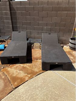 Patio lounge pool chairs