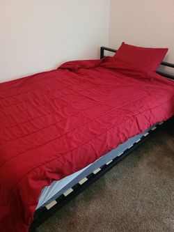 Queen bed w/ sheets