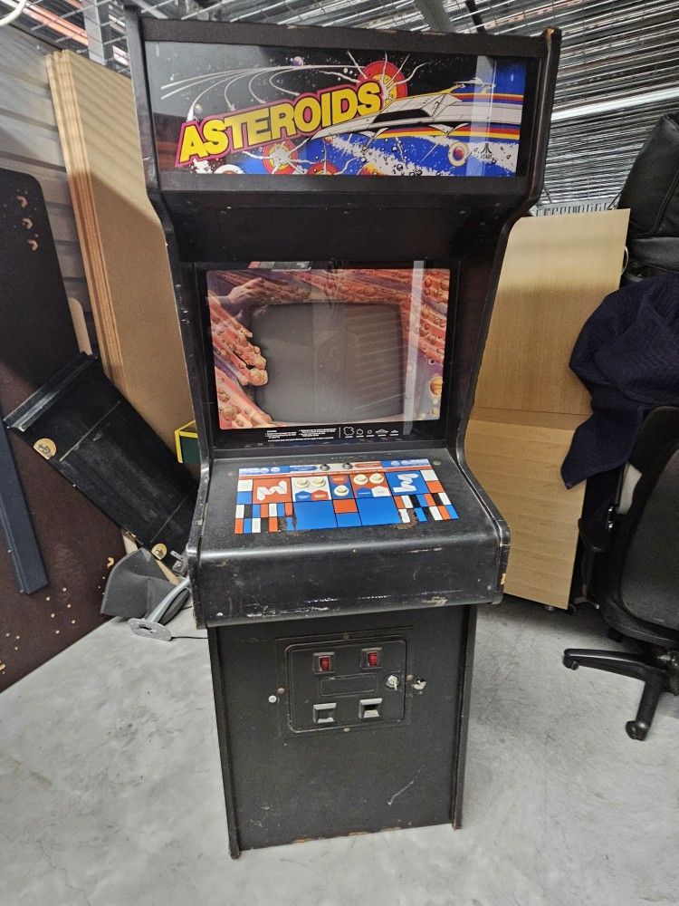 Vintage 80s Atari Astroids Arcade Video Game
