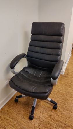 Black High-Back Executive Office Chair – Adjustable Swivel