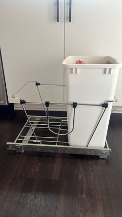 Pull out trash can for cabinet