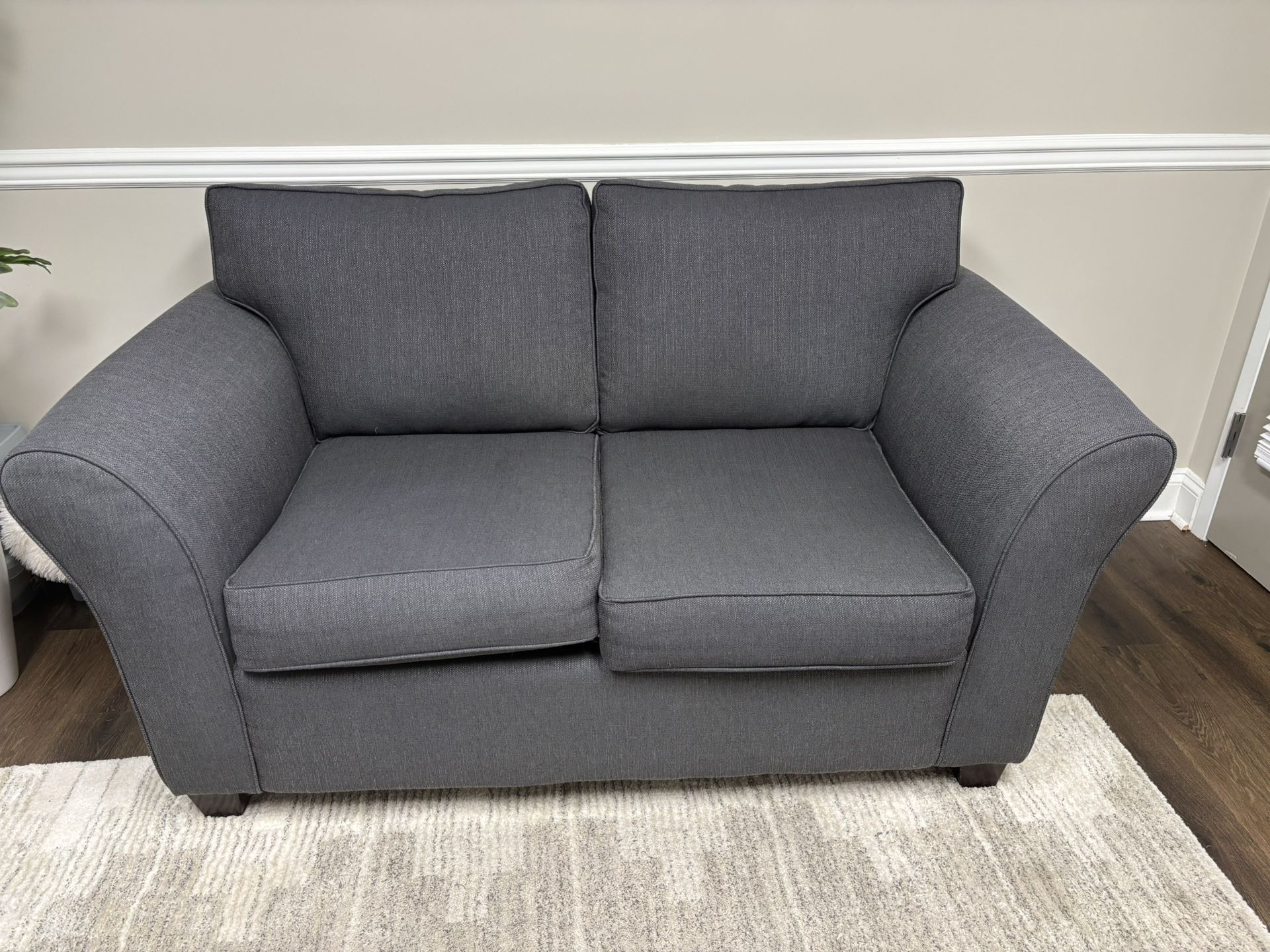 Very Good Condition Loveseat