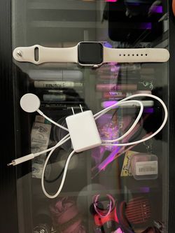 Apple Watch SE (2nd Generation) 40mm GPS + Cellular