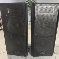 BEHRINGER dual 15in speaker 