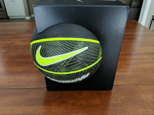 Brand New Outdoor Nike Dominant Basketball Full Size 29.5