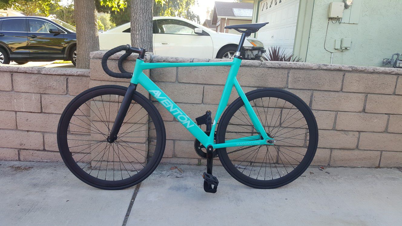 Aventon mataro low fix gear fixie rode only 5 miles since purchasing bianchi track bike great condition leader