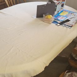 Table like new with chairs and padding table has never been uncovered from padding thing solid wood