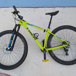 2016 TREK  Pro Caliber 9.7  Mountain Bike Cross Country Bicycle