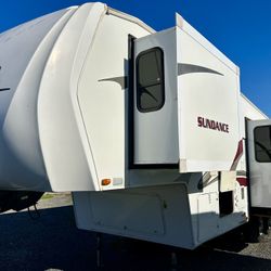 2009 33 Foot Three Slides Like New Condition