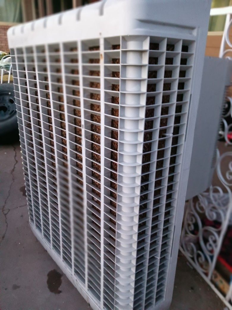 Bonaire Durango 5900 CFM Window Evaporative Air Cooler Grey