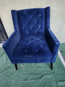 BLUE VELVET ACCENT CHAIR