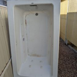 Jacuzzi Tub. 10 Jets And Heated Hot Tub 