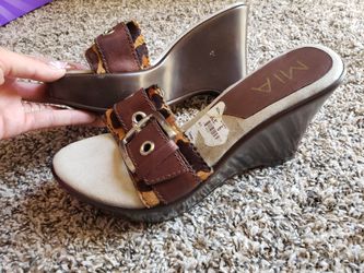 Mia wedge sandals size 6