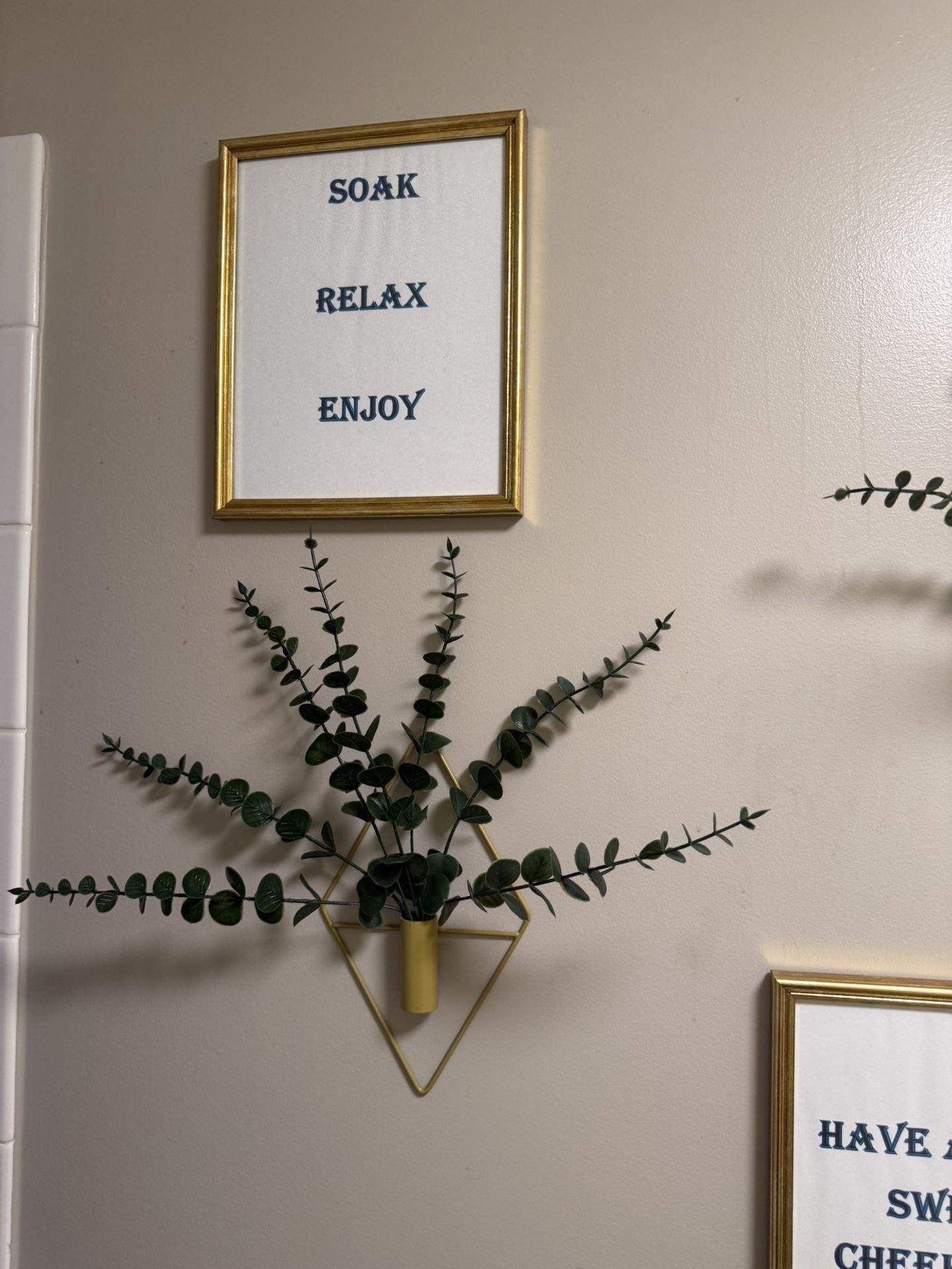 NB bathroom Wall Decor