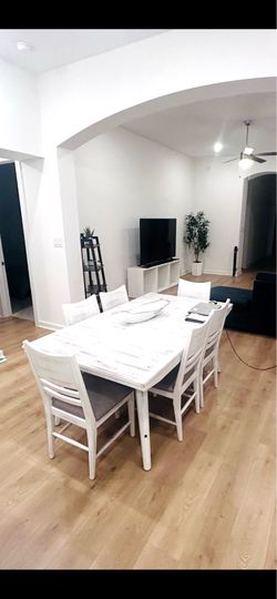 Expandable Dining Table with 6 chairs