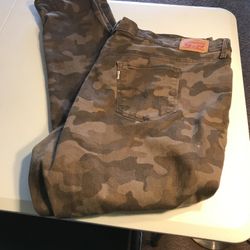 Levi’s camouflage straight leg women’s jeans size 22 medium