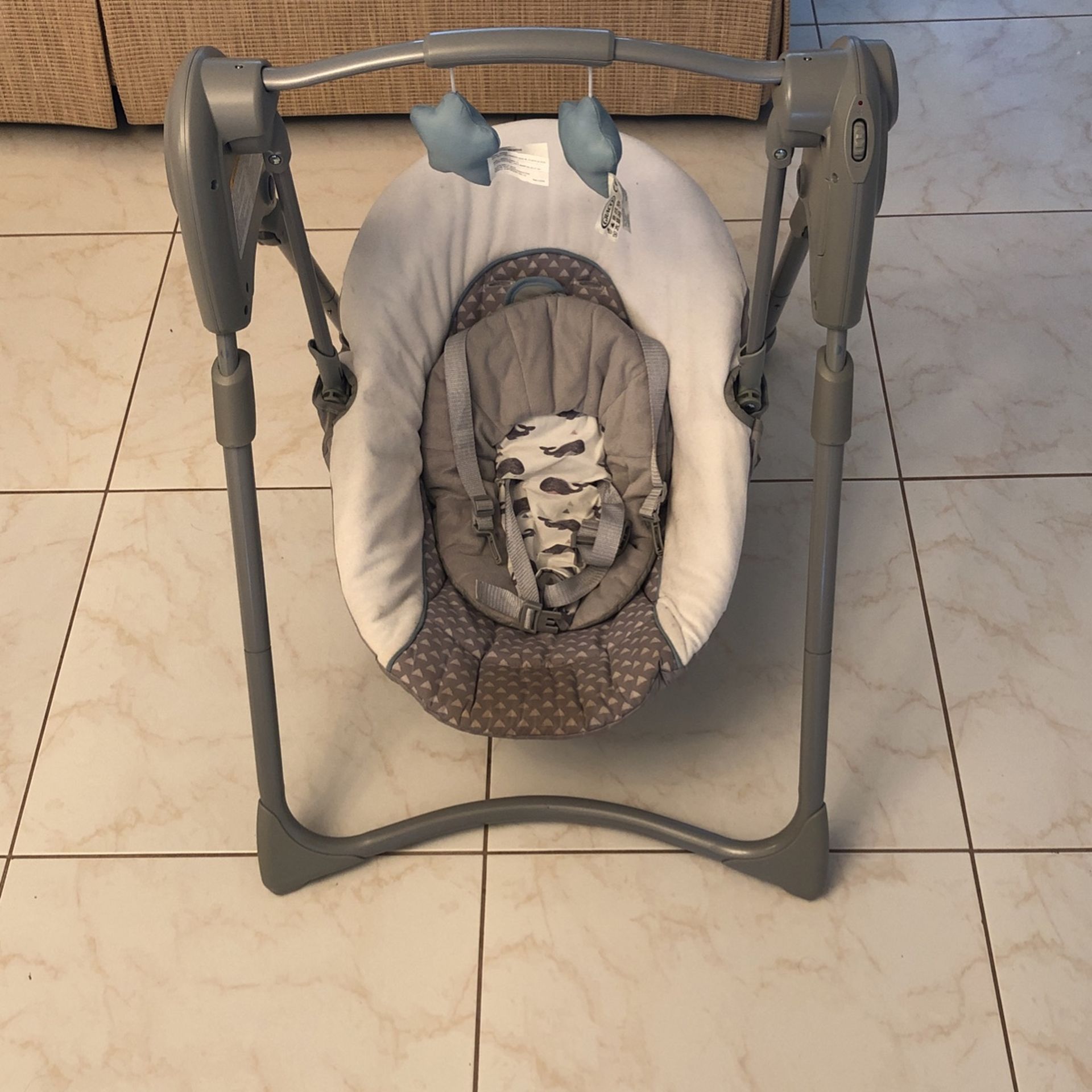Graco Slim Spaces Compact Baby Swing
