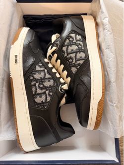 Men’s size 8, 8.5 women’s 10