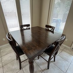 Kitchen Table Like New 54“ X 54“ With Four Stools. It Has A Self Storing Leaf.