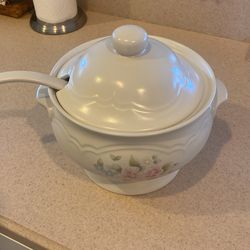 Pfaltzgraff Tea Rose Soup Tureen with Lid Ladle Made in USA Lke New RARE Retired