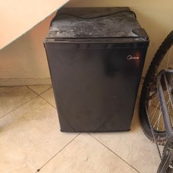 Midea Mini Fridge