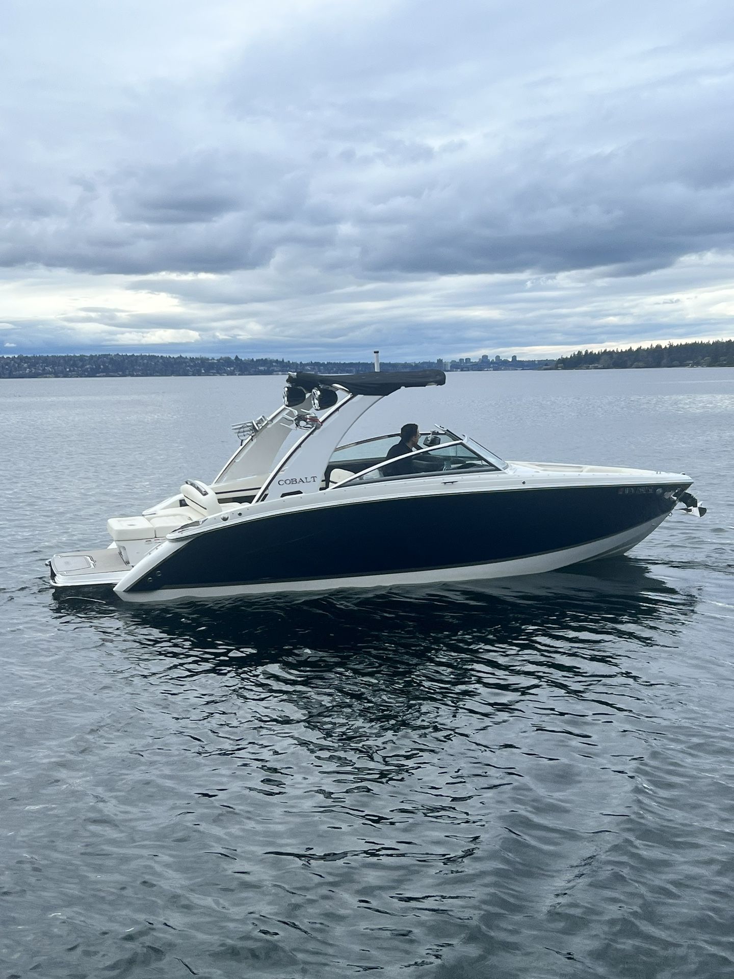 2017 Cobalt R5 Surf boat 