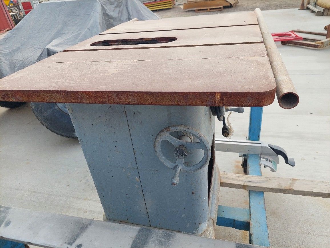 Tools Delta Table Saw 200$