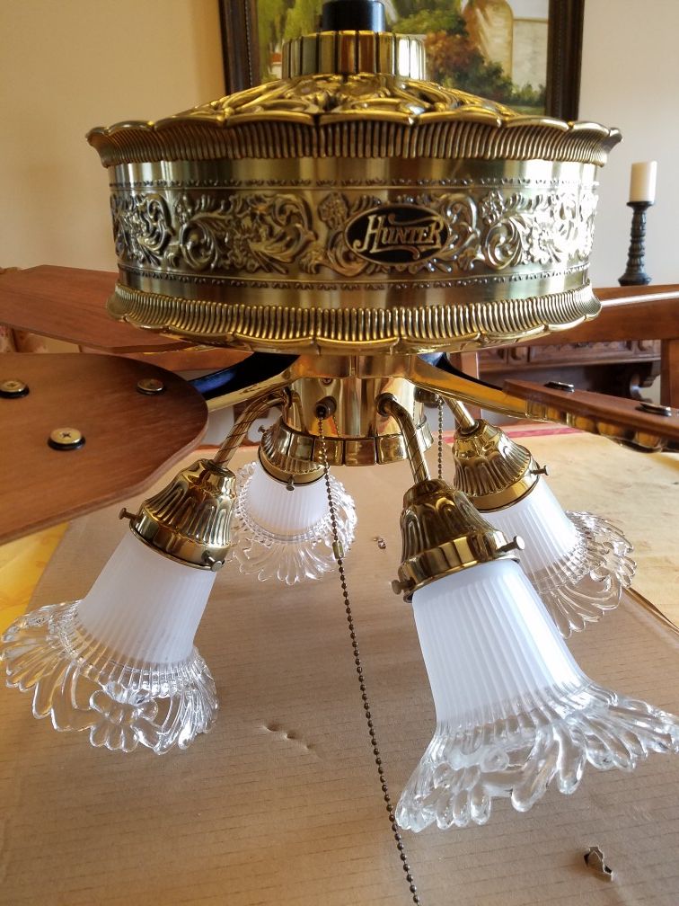 Hunter "Medalist" series ceiling fan for Sale in Litchfield Park, AZ